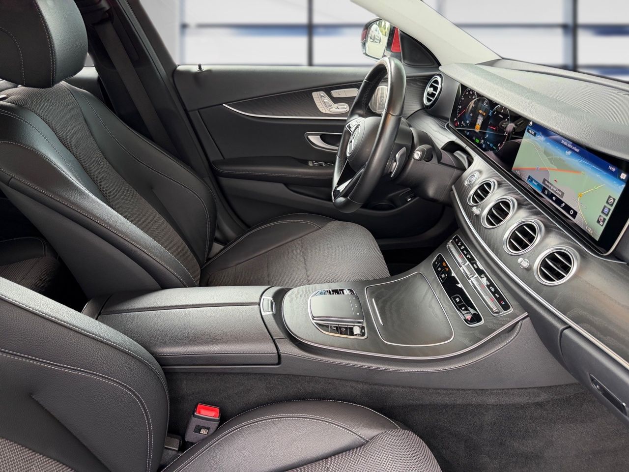Fahrzeugabbildung Mercedes-Benz E 220 d T AVANTGARDE+AHK+EASYPACK+AMBIENT+MEMORY
