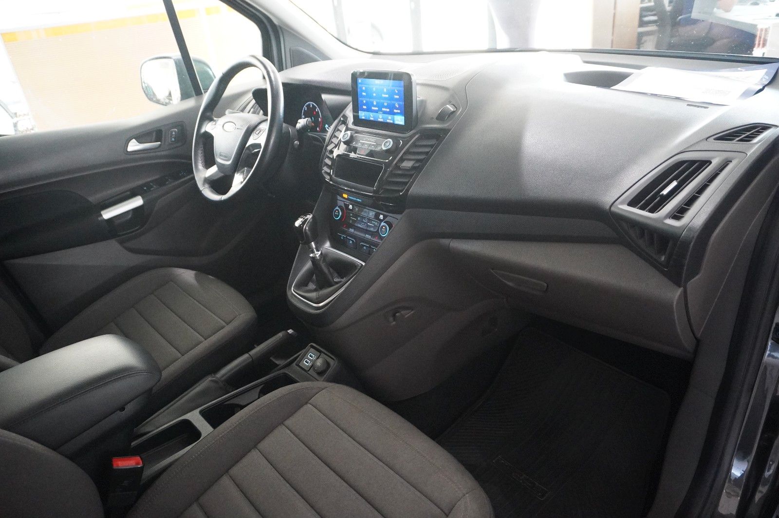 Fahrzeugabbildung Ford Grand Tourneo CONN. 1.5D TITANIUM 7-SITZ NAVI/SH