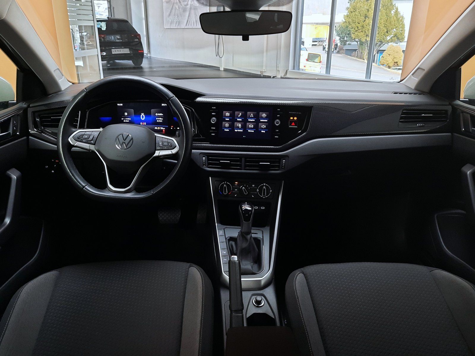 Fahrzeugabbildung Volkswagen Polo TSI DSG Life *LED*Einparkh*Sitzhzg*AppCon.*