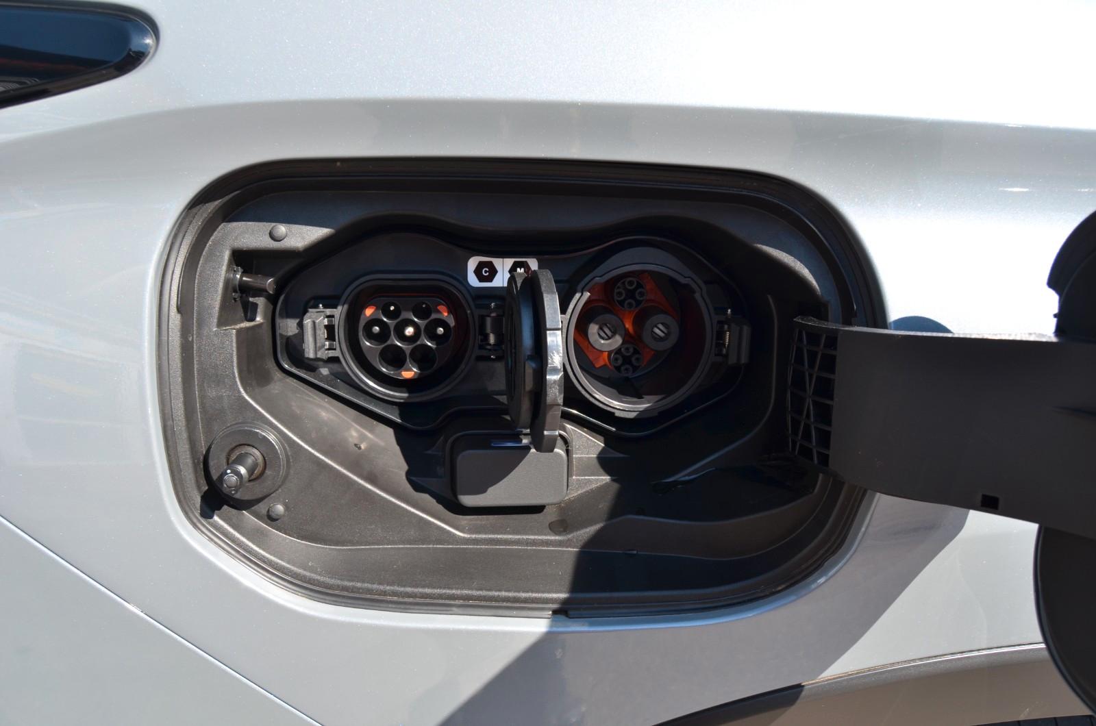 Mitsubishi Outlander 2.4 PHEV Select AT 4WD LED ele. Heck.