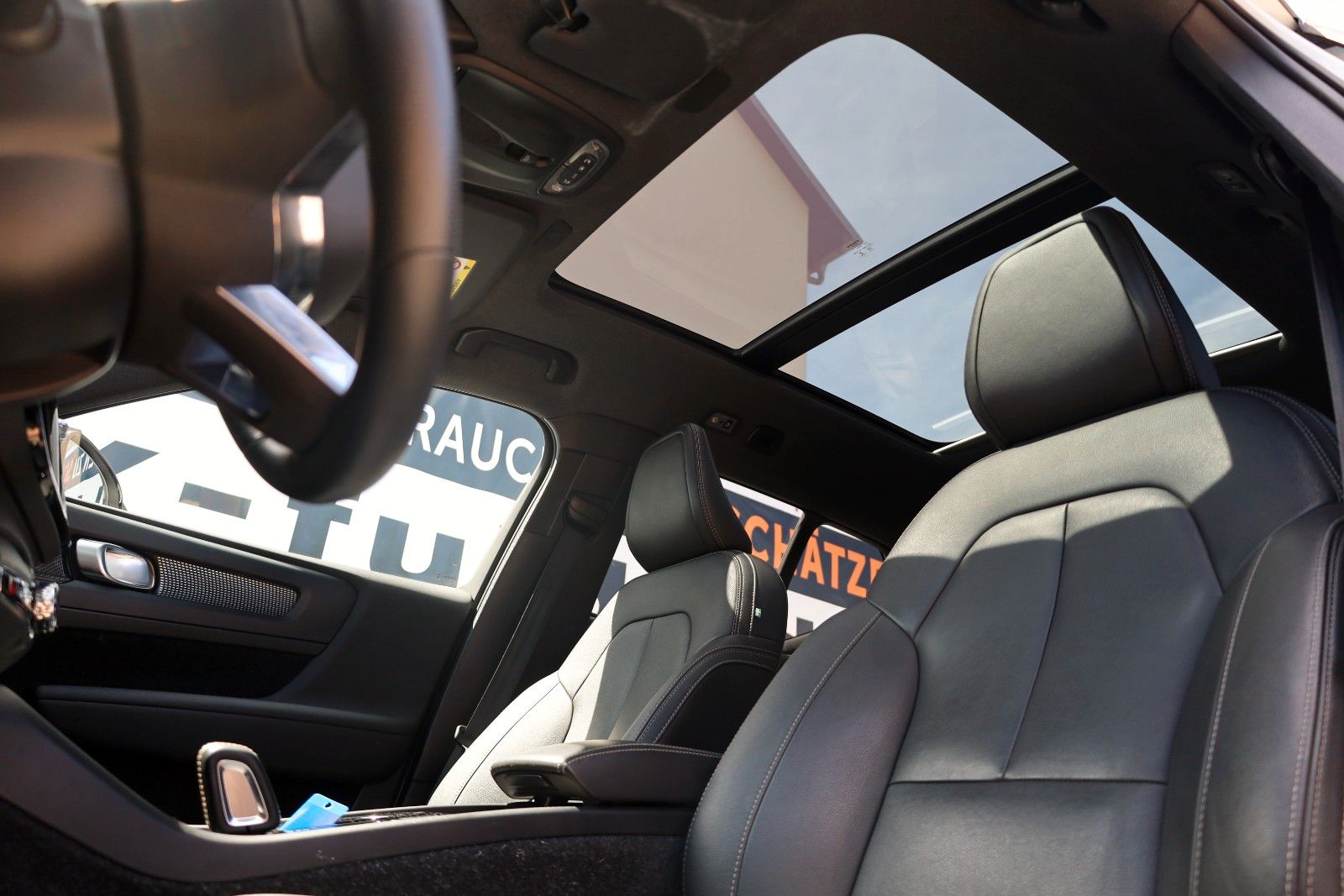 Fahrzeugabbildung Volvo XC40 T5 Recharge R Design Leder,Navi,PanDach,360