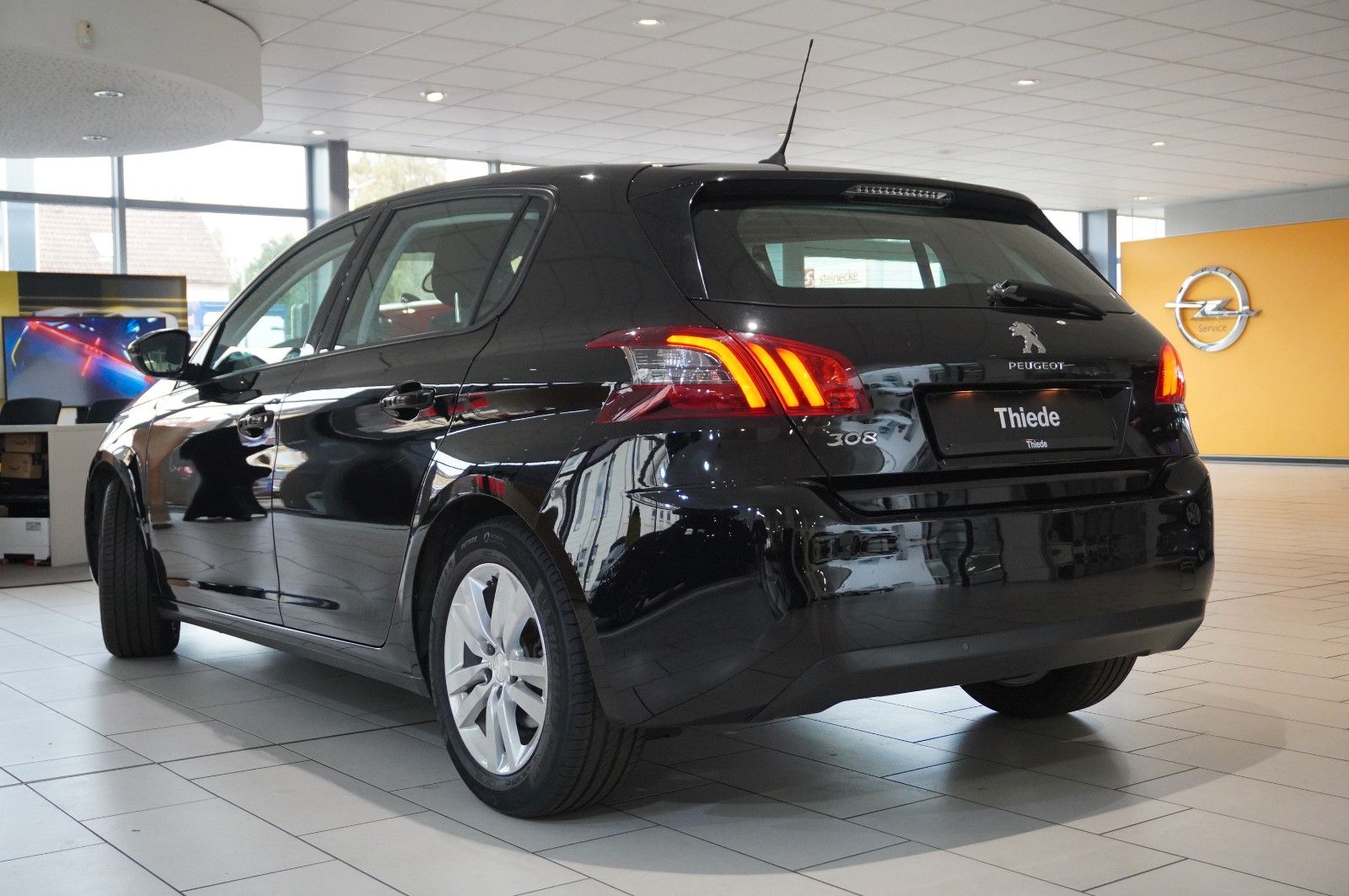 Fahrzeugabbildung Peugeot 308 LIM. 1.2T ACTIVE PACK NAVI/LED/TEMP./DAB+