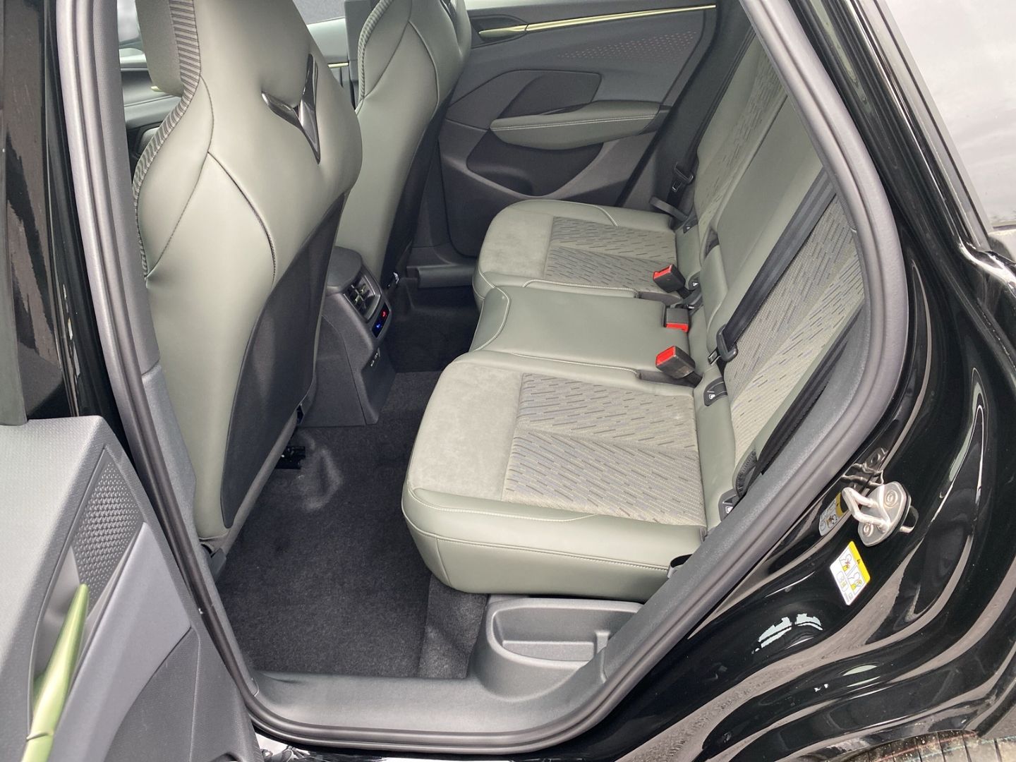 Fahrzeugabbildung CUPRA Terramar 1.5 e-Hybrid 200 VZ*TRIBE-Ed*Sennhei Ma