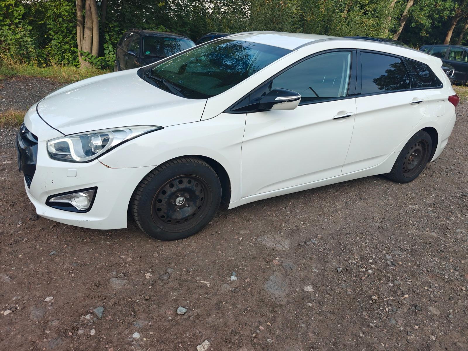 Hyundai i40 2013 — rear view