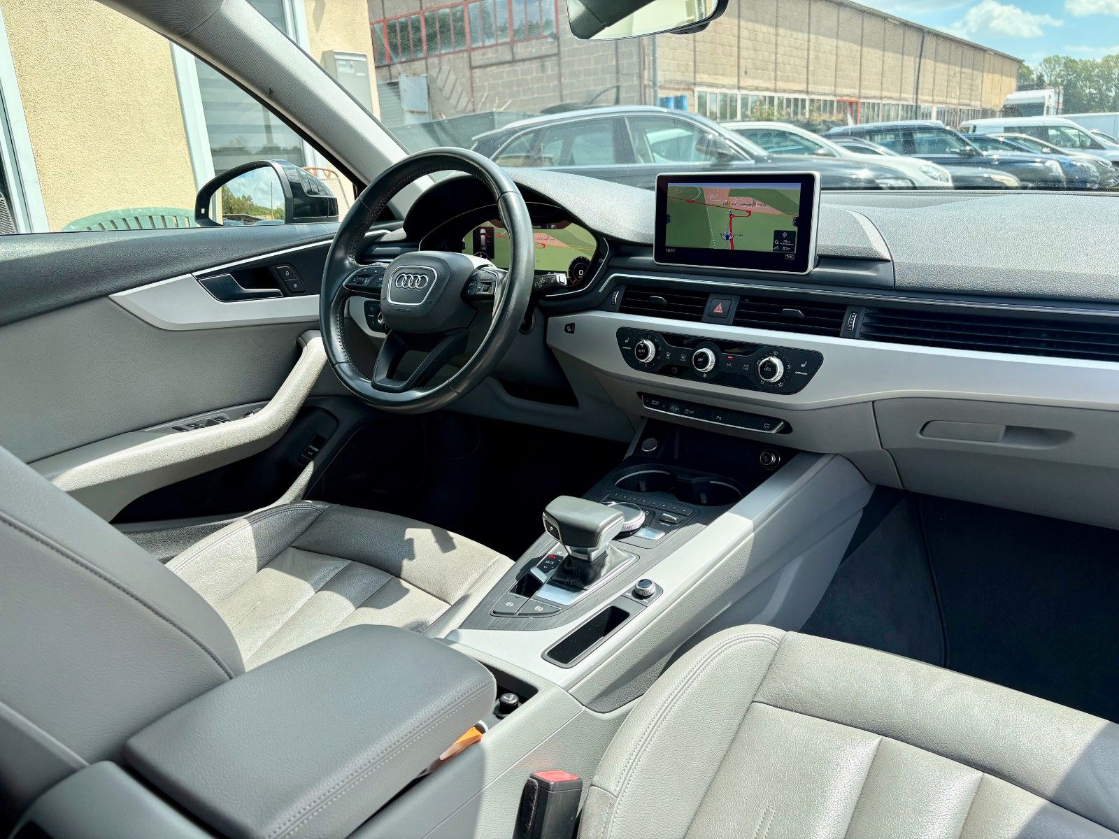 Fahrzeugabbildung Audi A4 2.0 TDI quattro Aut Navi Leder Xenon AHK SPOR