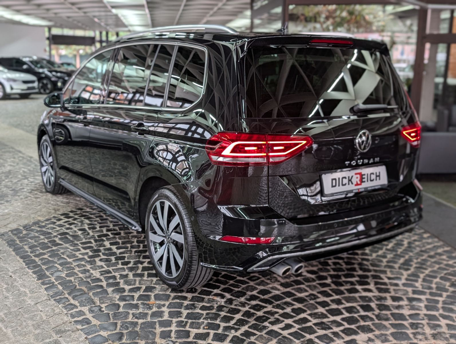 Fahrzeugabbildung Volkswagen Touran R-LINE HIGHLINE BLACK PANO AHK 7S KINDERS