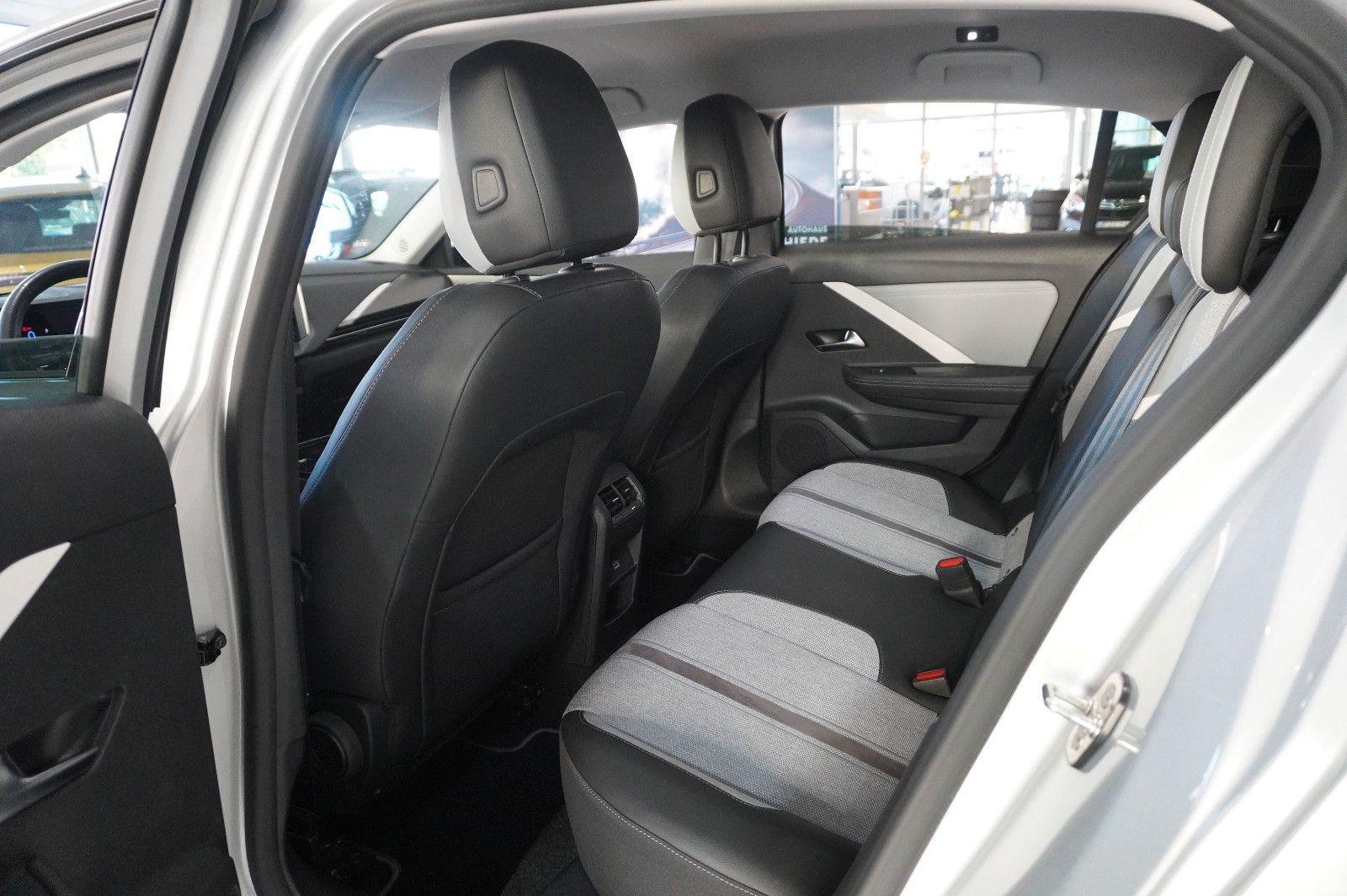 Fahrzeugabbildung Opel Astra L Lim. 1.6 HYBRID ELEGANCE NAVI/LED/KAMERA