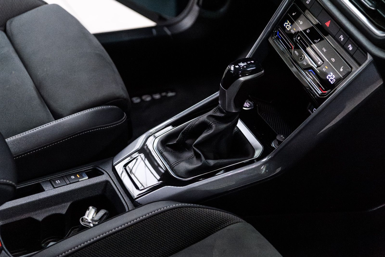 Fahrzeugabbildung Volkswagen T-Roc Style 1.5 TSI DSG LED+AHK+KEYLESS+KAMERA