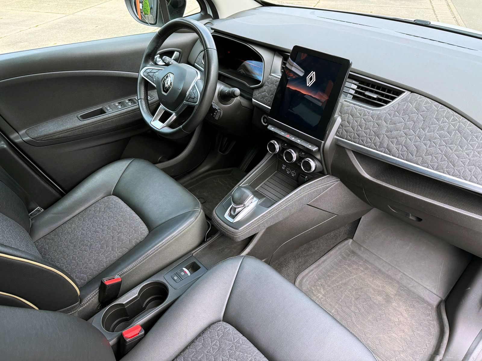 Fahrzeugabbildung Renault ZOE R135 Iconic 52kWh KAM NAV BOSE SHZ PDC LED