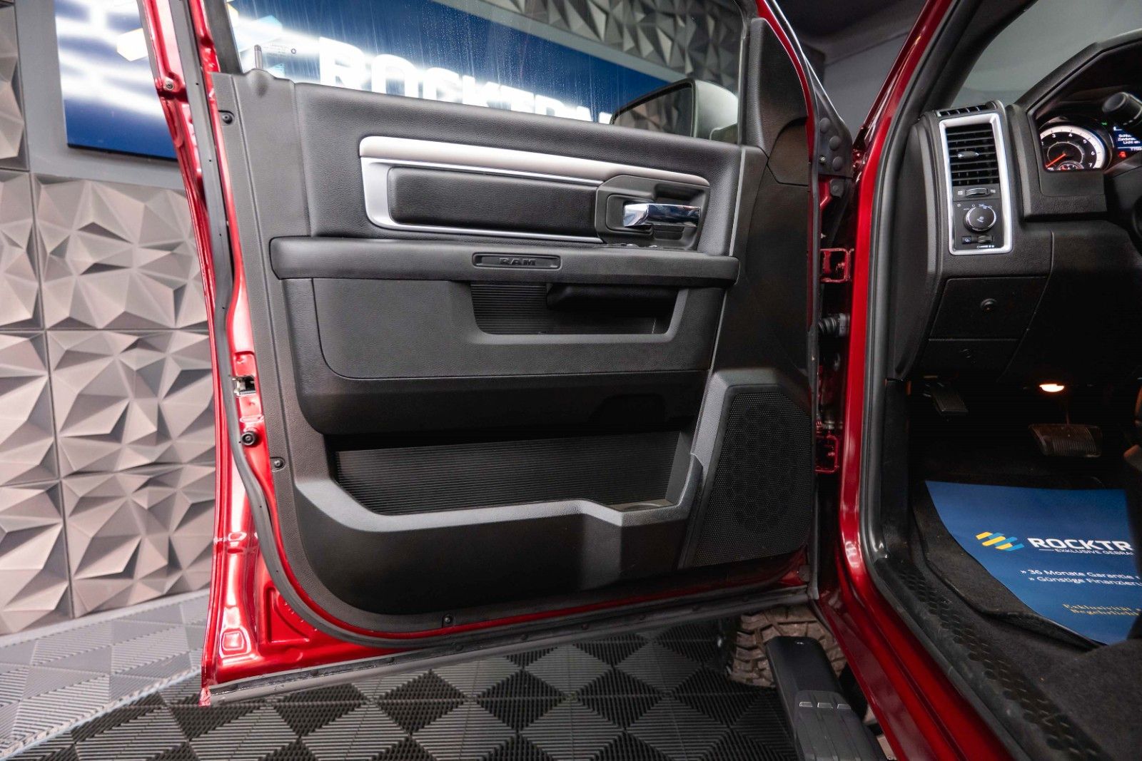 Fahrzeugabbildung Dodge RAM 5.7 V8 HEMI 4x4 OFFROAD Night-Paket LONG 19%