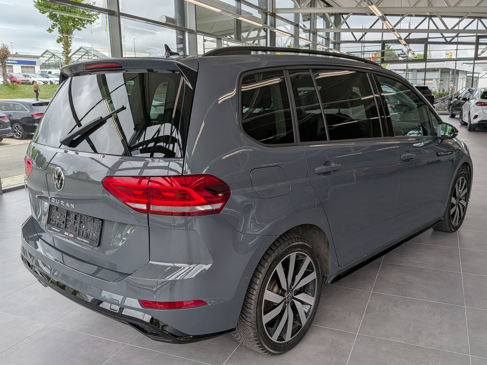 Fahrzeugabbildung Volkswagen Touran 2.0 DSG R-Line High Pano 7-Si IQ AHK VOLL