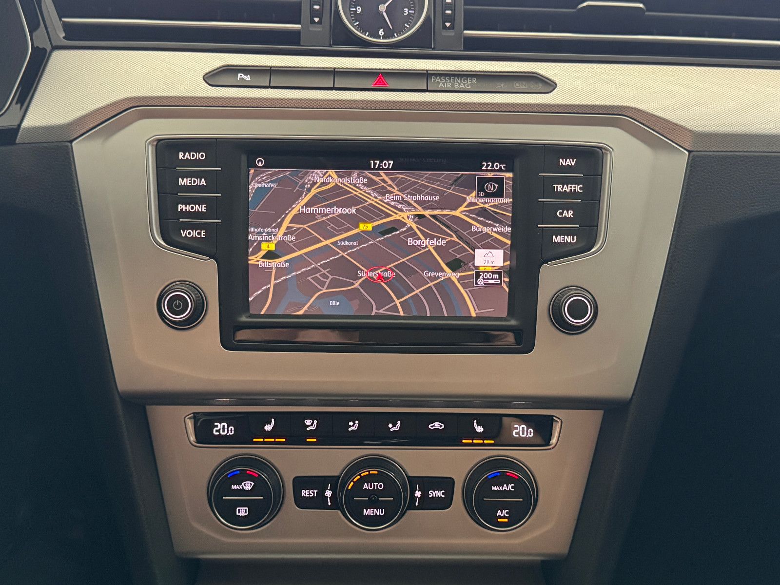 Fahrzeugabbildung Volkswagen Passat 2.0 TDI DSG COMFORTLINE NAVI LED AHK ACC