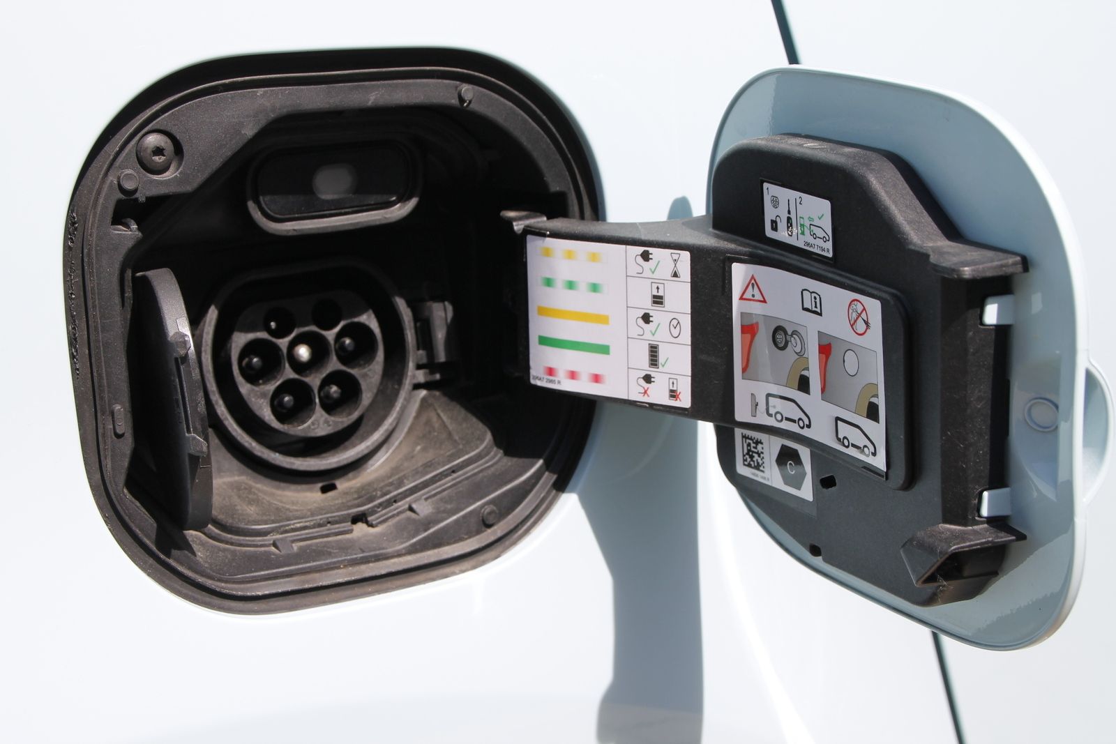 Fahrzeugabbildung Renault Twingo E-TECH elektrisch Techno