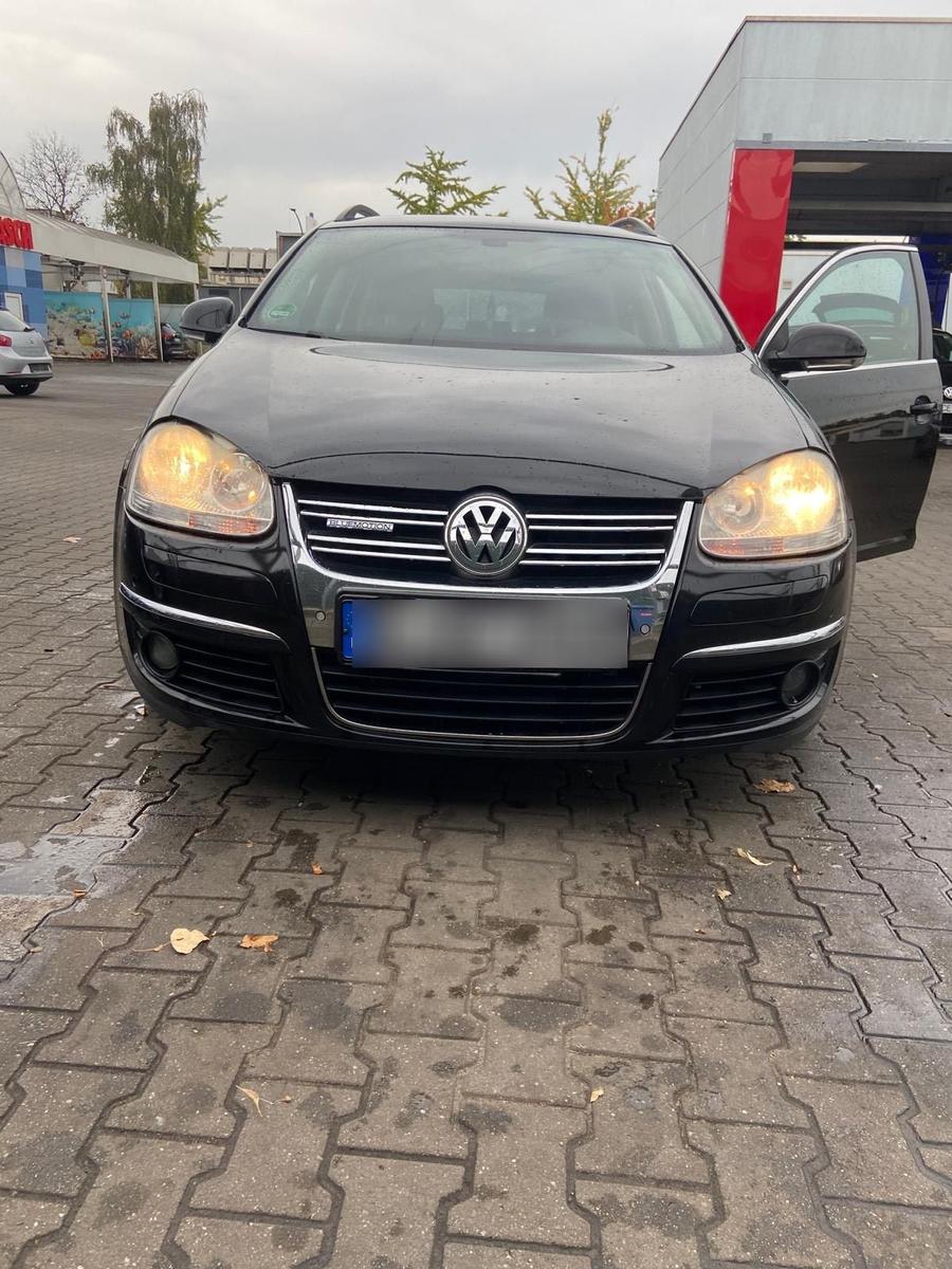 Volkswagen Golf 2009 — rear view