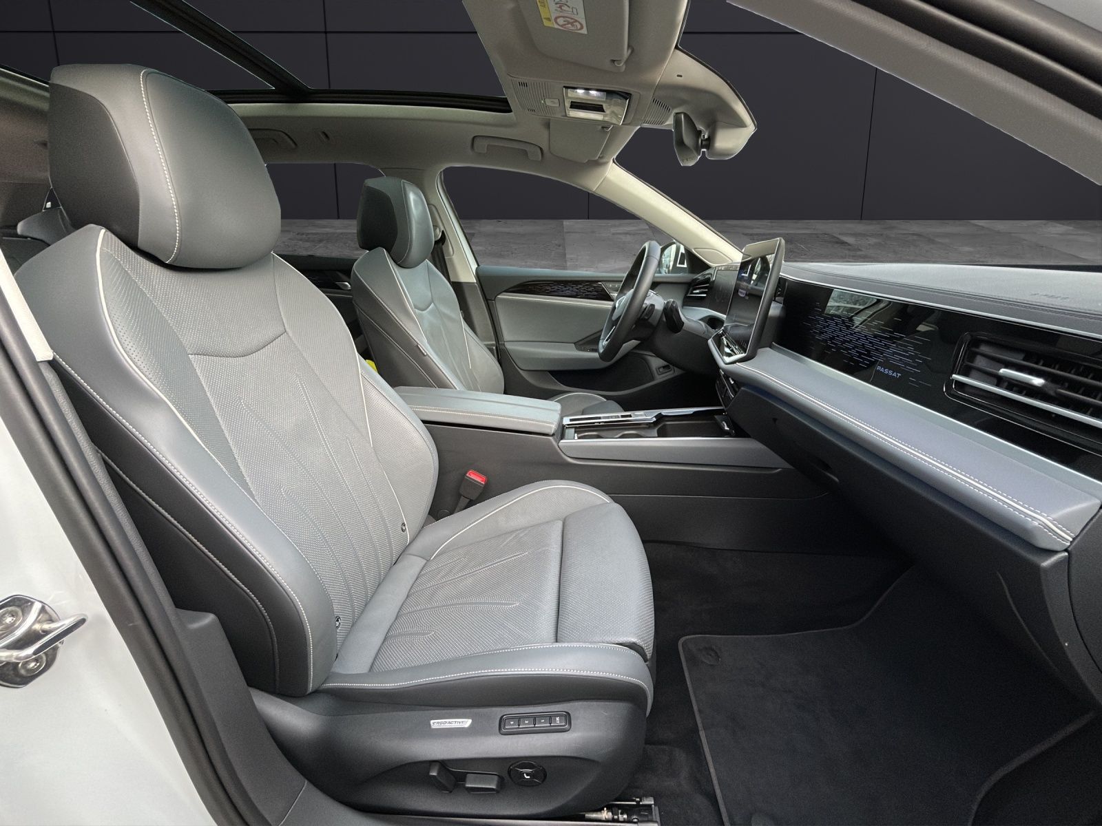 Fahrzeugabbildung Volkswagen Passat Elegance TDI DSG LED ACC 18" AHK Leder Pa