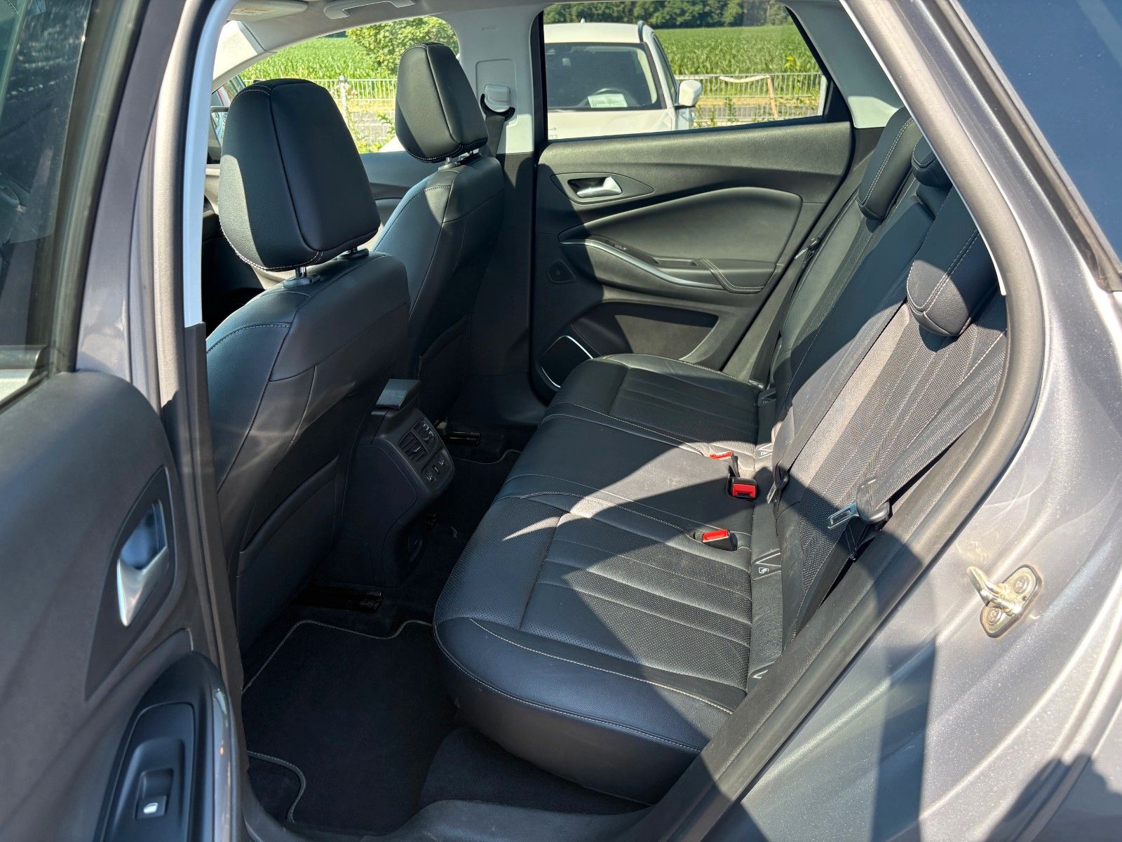 Fahrzeugabbildung Opel Grandland (X) 1.2 Aut. Ultimate Navi Leder Pano