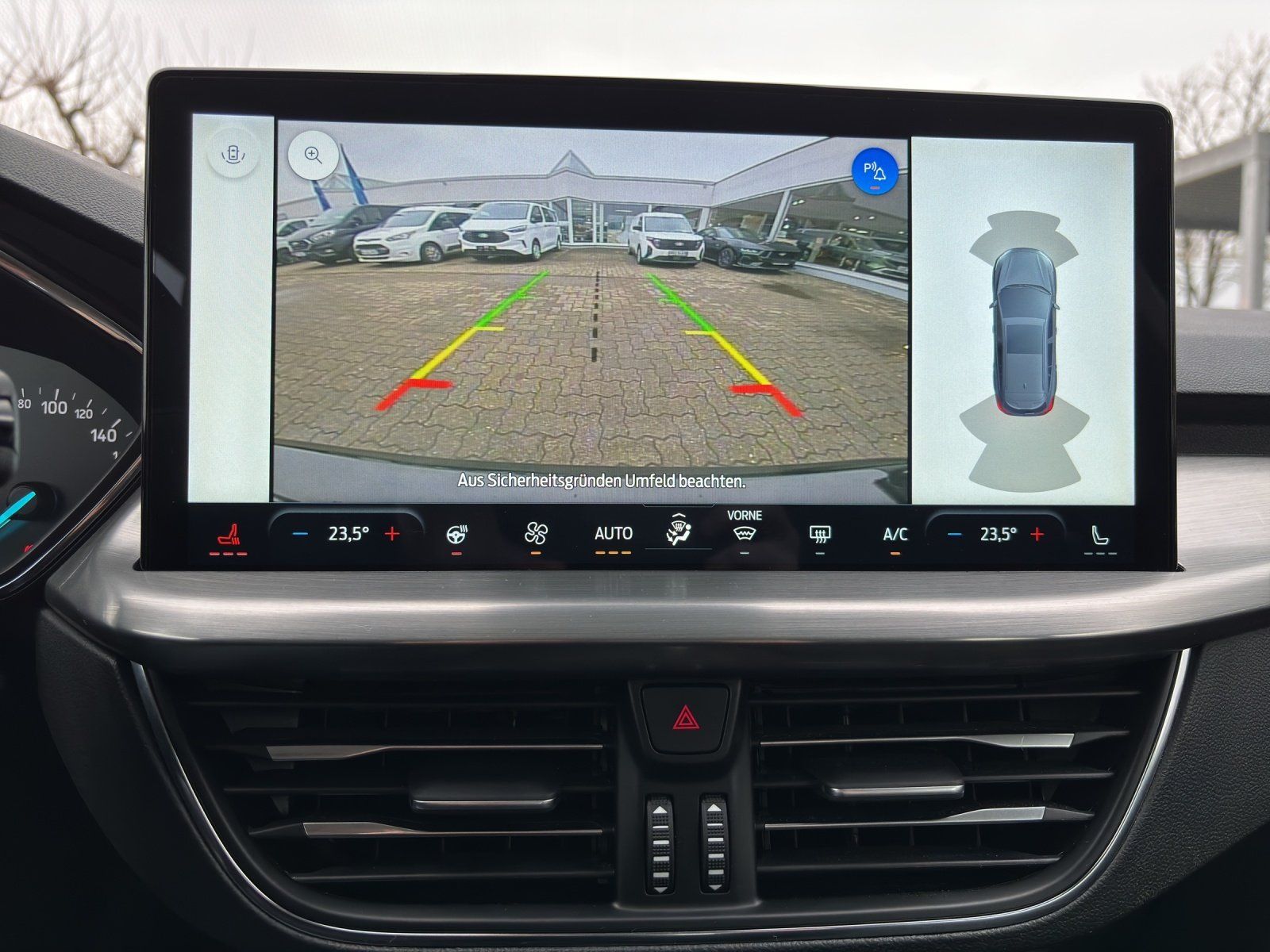 Fahrzeugabbildung Ford Focus Titanium Turnier Winter P. e.Call Kamera