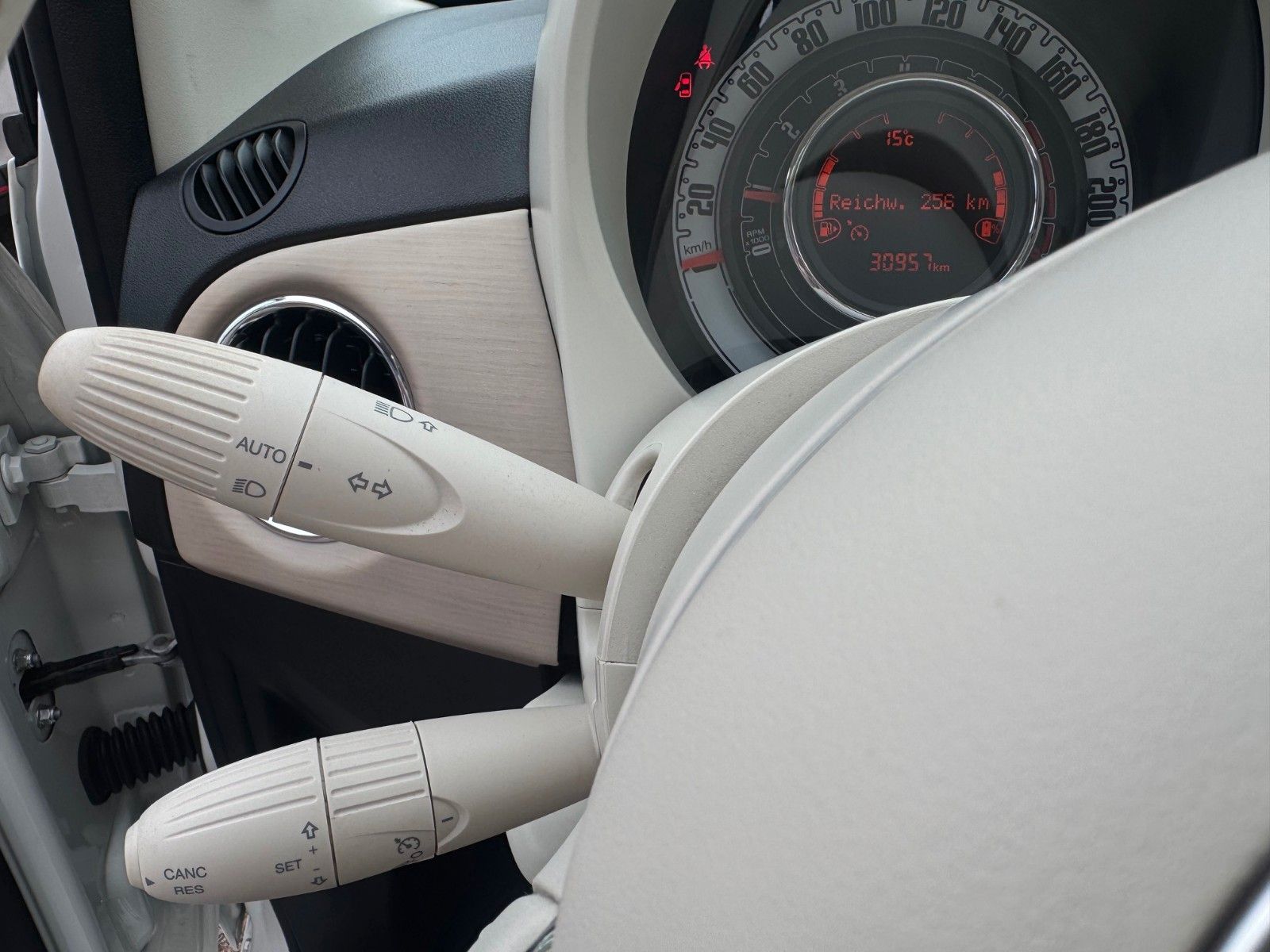 Fahrzeugabbildung Fiat 500C DOLCEVITA 51kW (70PS) KLIMAAUT. CARPLAY