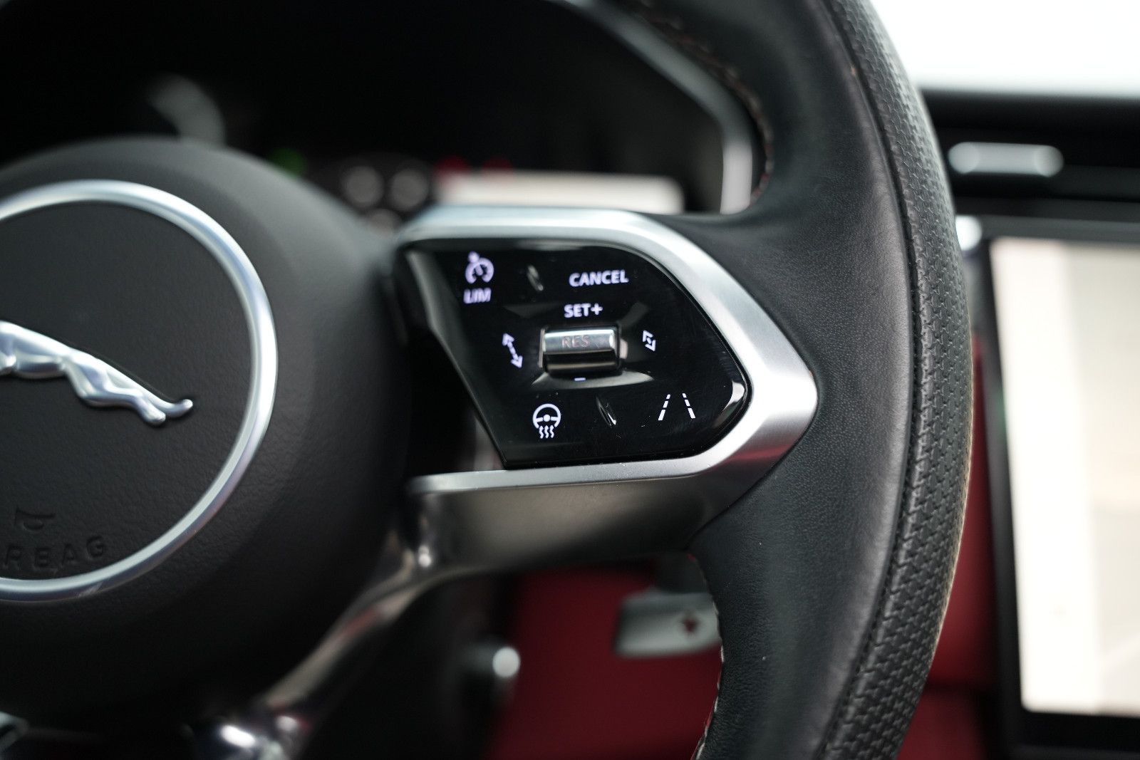 Fahrzeugabbildung Jaguar F-Pace SVR *Panorama*MeridianSurround*360°Memory