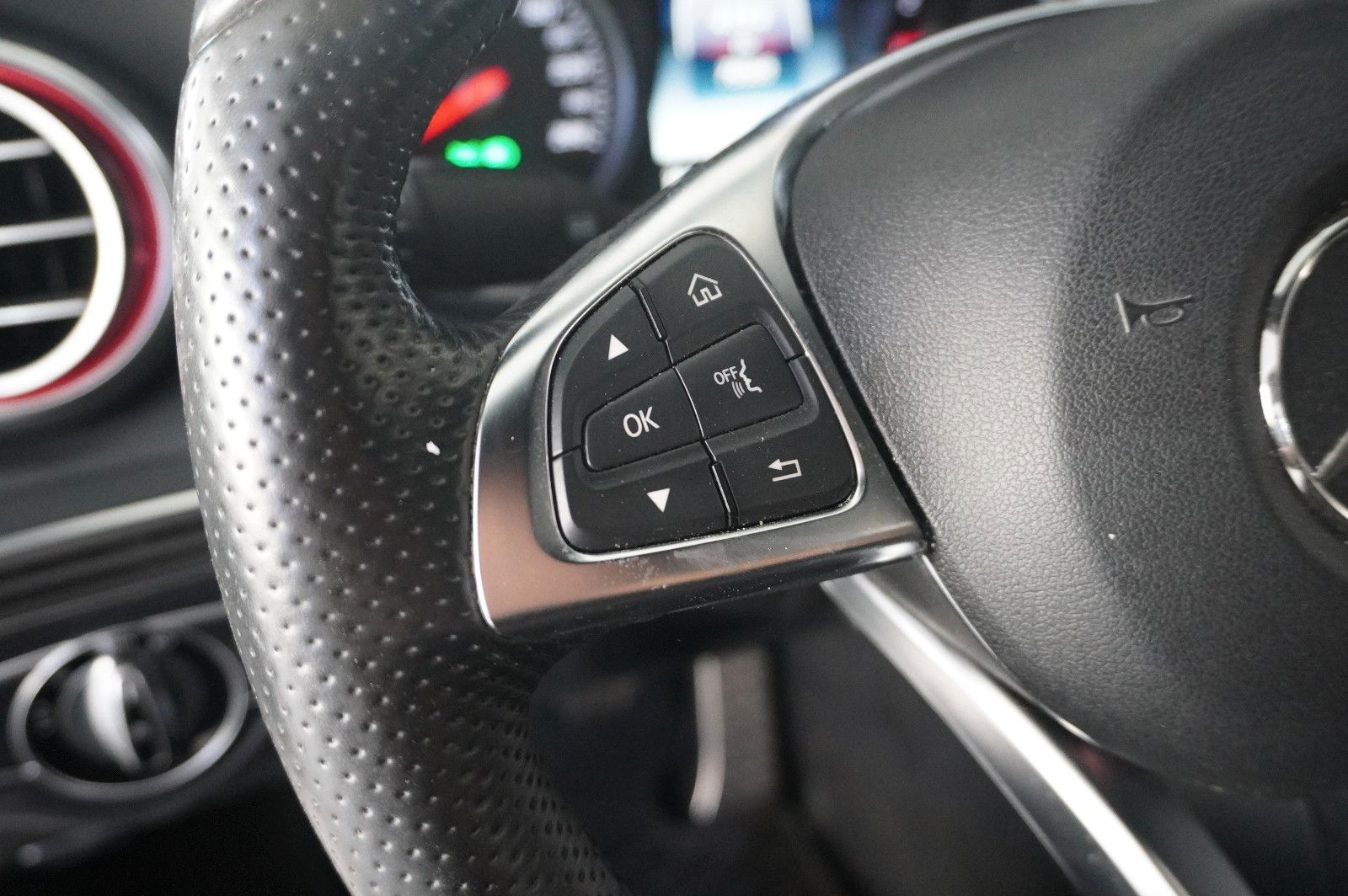Fahrzeugabbildung Mercedes-Benz C 180 COUPE SPORT NAVI/LED/KAMERA/SPORT/SHZ/AMG