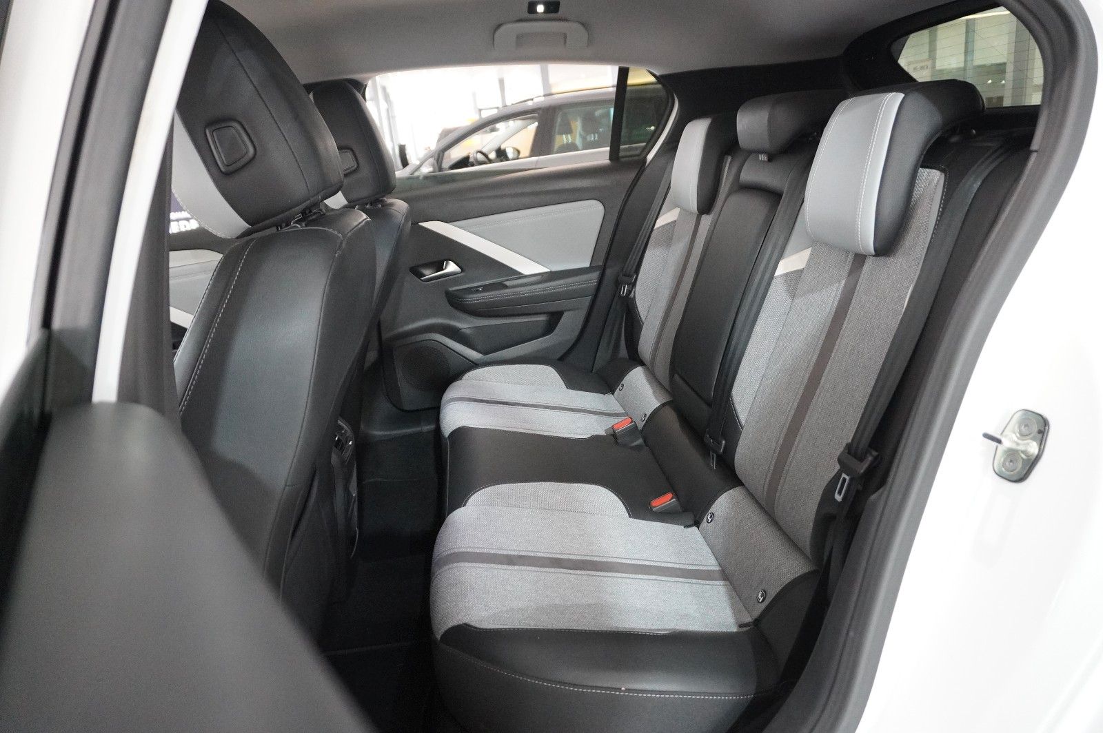 Fahrzeugabbildung Opel Astra L Lim. 1.2T ELEGANCE NAVI/LED/KAMERA/SPORT