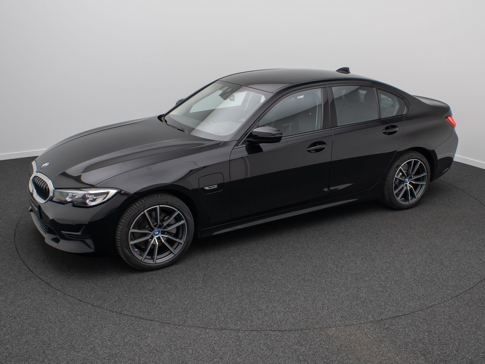 Fahrzeugabbildung BMW 320e Sport Line Alarm DAB PDC GeschwindigReg 18"