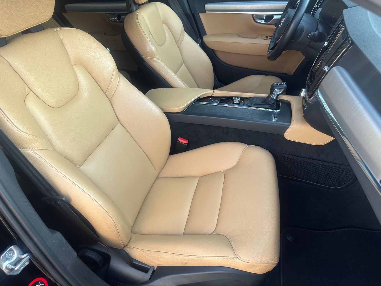 Fahrzeugabbildung Volvo V90 T5 MOMENTUM GEARTRONIC*LEDER-BEIGE-BRAUN*