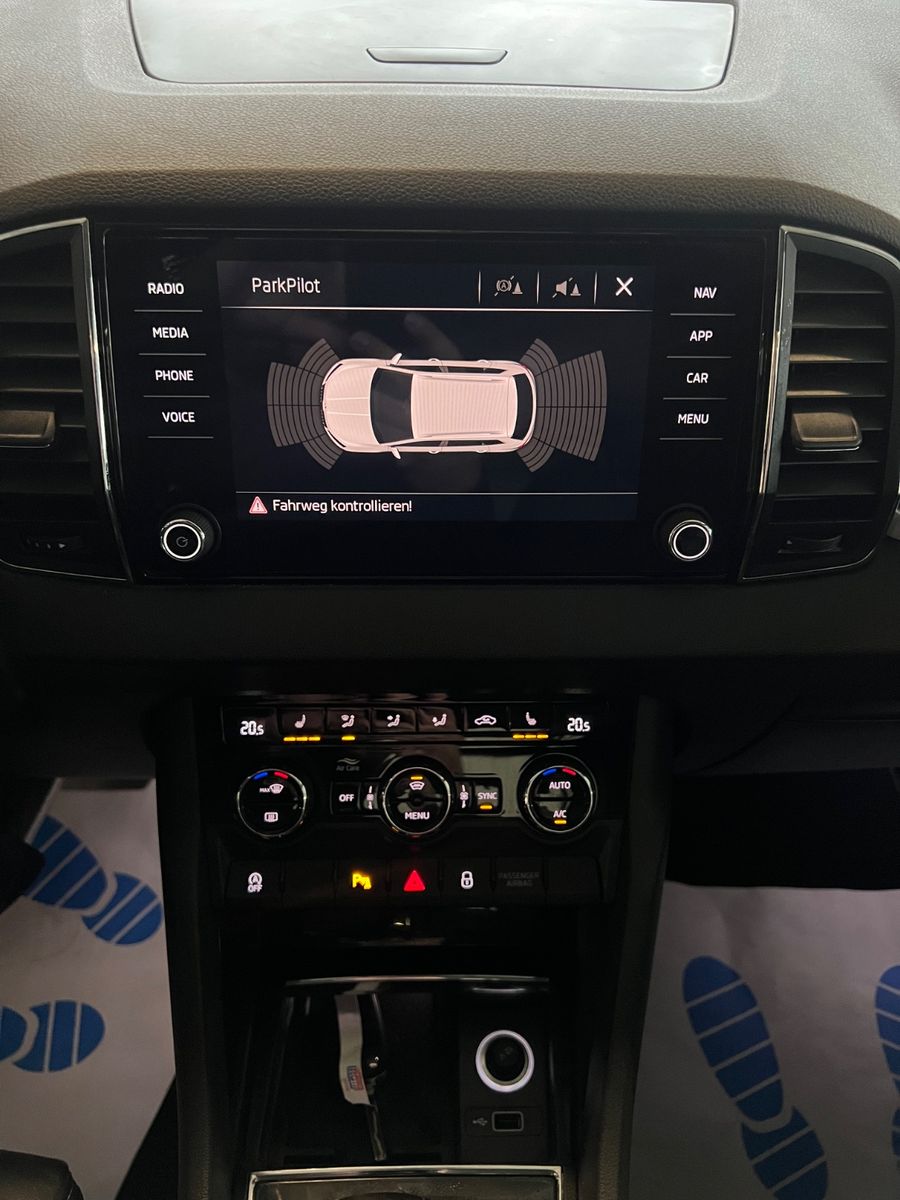 Fahrzeugabbildung SKODA Karoq Style DSG *PANO*SITZHEIZUNG*LEDER*