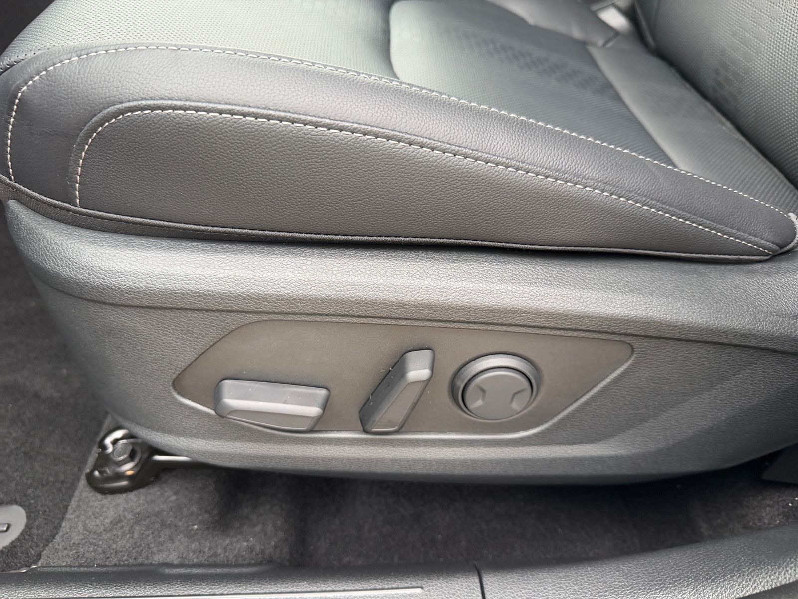 Fahrzeugabbildung Kia SPORTAGE 1.6T AWD DCT BLACK ED SD DRIVE