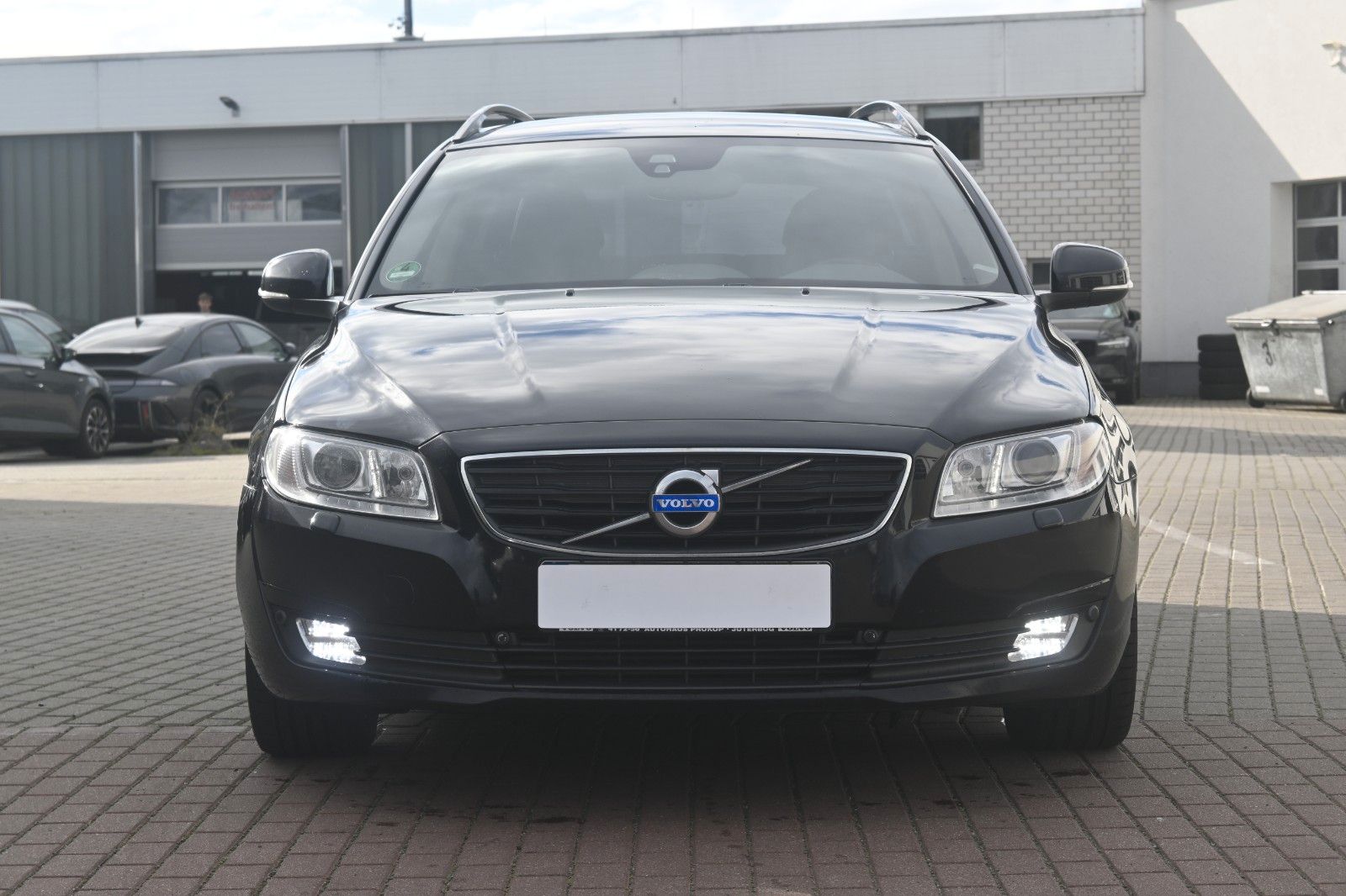 Fahrzeugabbildung Volvo V70 Kombi D3 DPF Black Edition*NAV*TEMP*Mietkauf