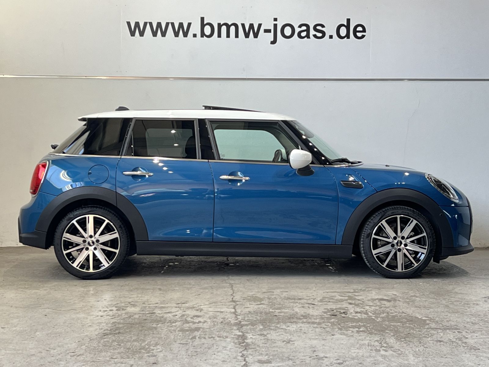 Fahrzeugabbildung MINI Cooper 5-Türer Premium Plus Head-Up Pano.Dach