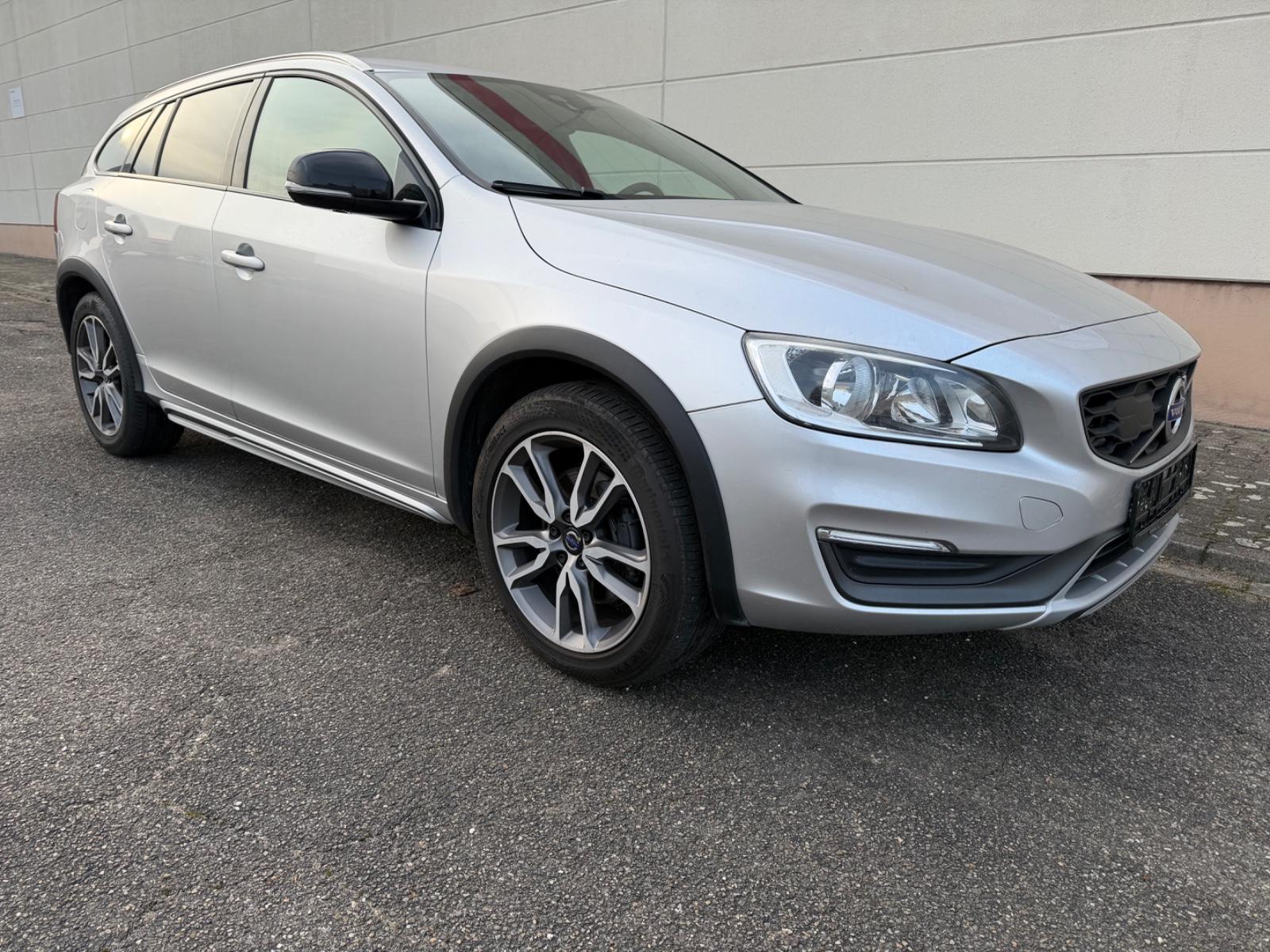 VOLVO V60 CROSS COUNTRY D3 150ch - INTERIEUR CUIR - GPS - SIÈGES CHAUFFANTS -  TOIT PANORAMIQUE