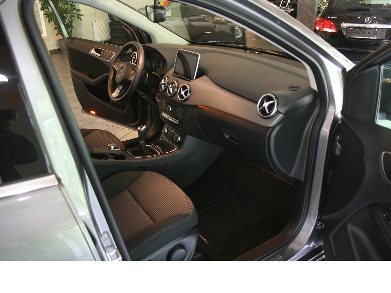 Fahrzeugabbildung Mercedes-Benz B 180 Style *Navi *Kamera+ PTS *Spiegel-Paket
