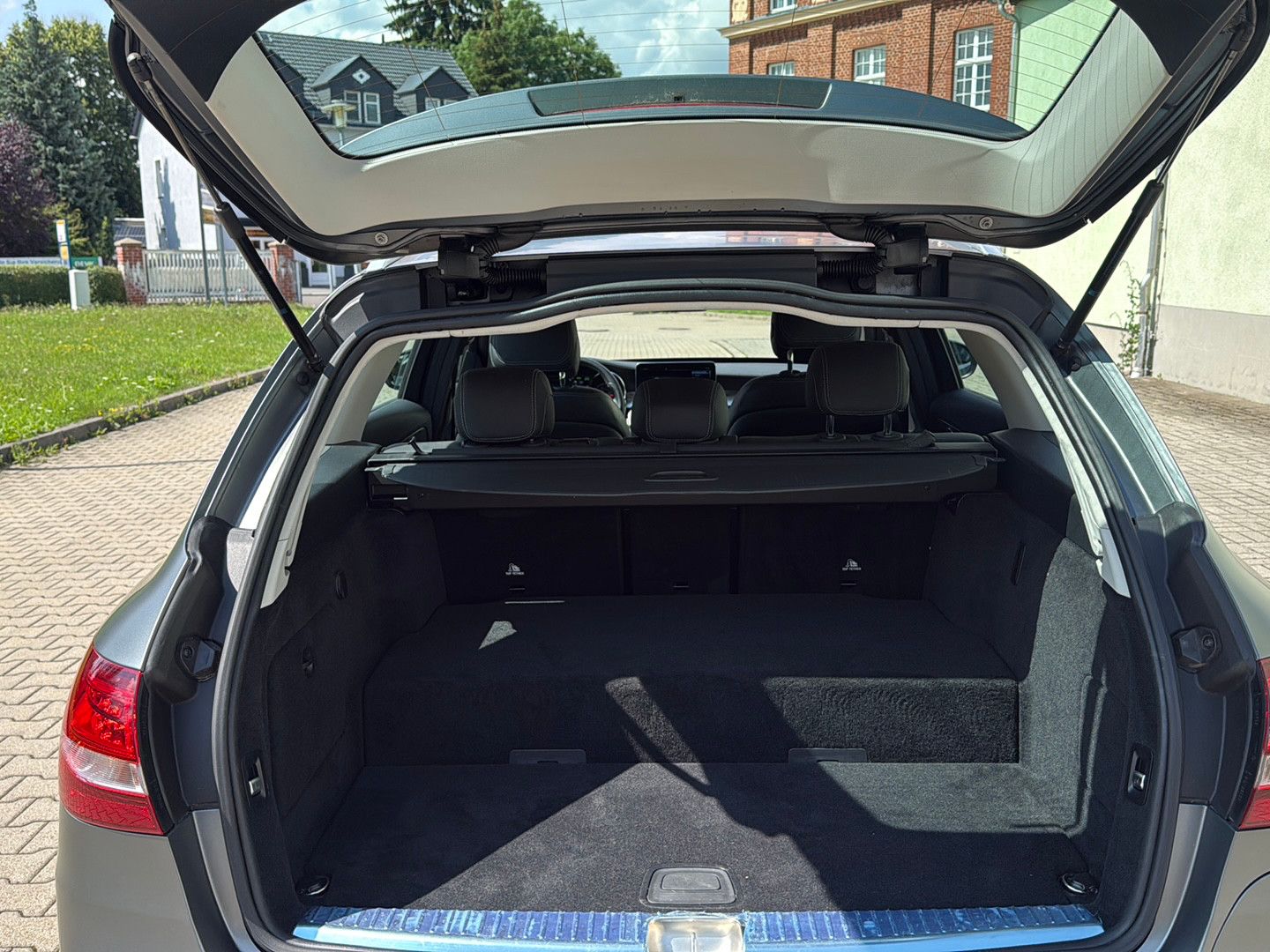 Fahrzeugabbildung Mercedes-Benz C 300 e T-Modell / unfallfrei/ AMG Line
