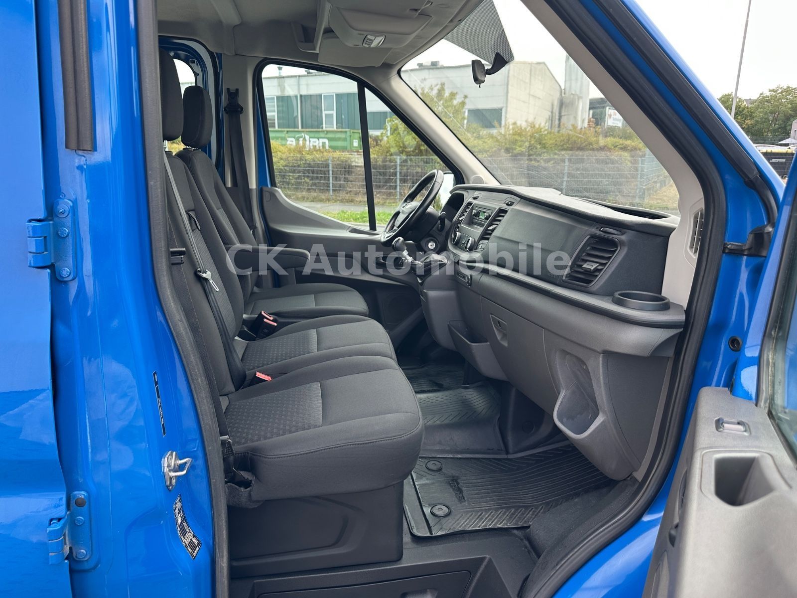 Fahrzeugabbildung Ford Transit Pritsche 350 L3 DoKa Trend/7 Sitze/AHK