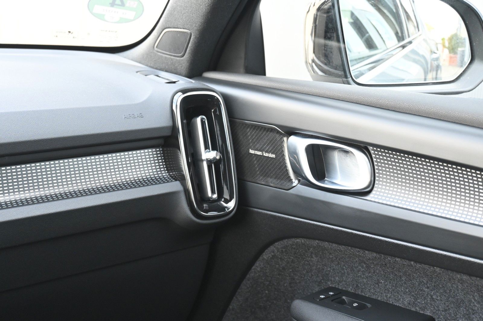 Fahrzeugabbildung Volvo XC40 B4 Plus Dark*LED*PANO*360*STHZ*H&K*DAB*BLIS