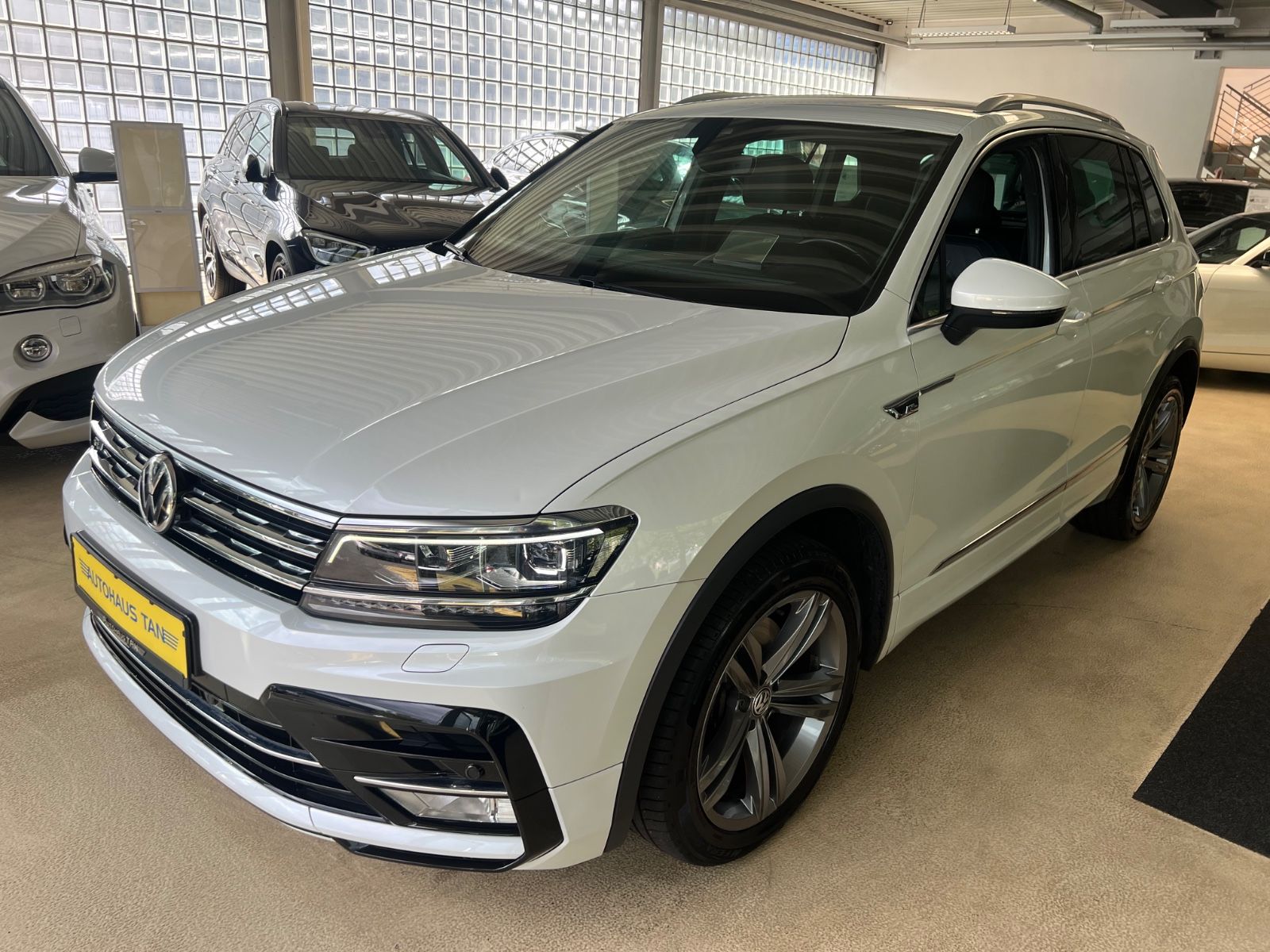 Fahrzeugabbildung Volkswagen Tiguan Highline 4Motion R line *HEAD-UP*MEMORY*