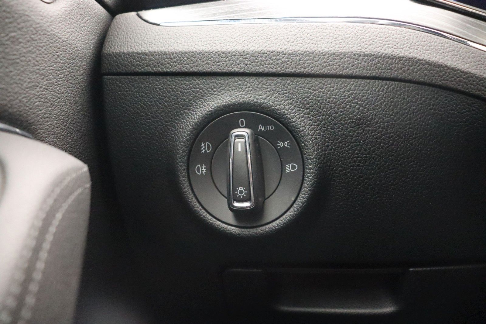 Fahrzeugabbildung SKODA Superb Combi 2.0 TDI Premium Edition Standheiz.