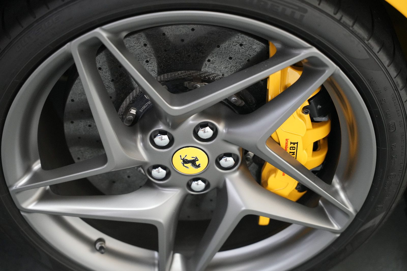 Fahrzeugabbildung Ferrari F8 Spider Giallo Modena *Lift*Carbon*Kamera*