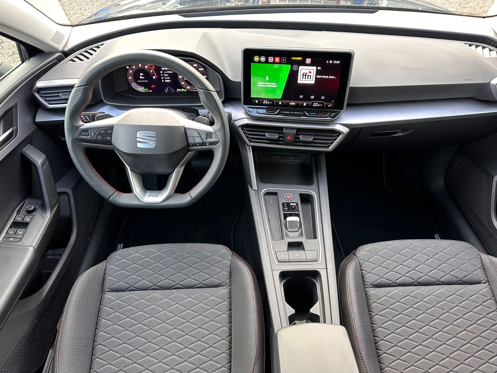 Fahrzeugabbildung SEAT Leon ST 1.5 eTSI FR DSG LED/GRA/SHZ/Kamera/APP