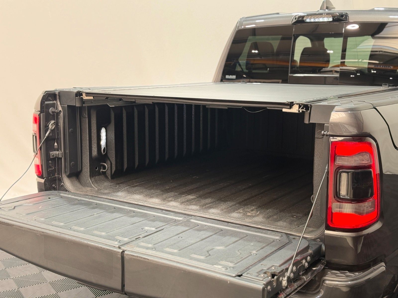 Fahrzeugabbildung Dodge RAM 1500 LIMITED NIGHT CREW CAB 4x4 RAMBOX