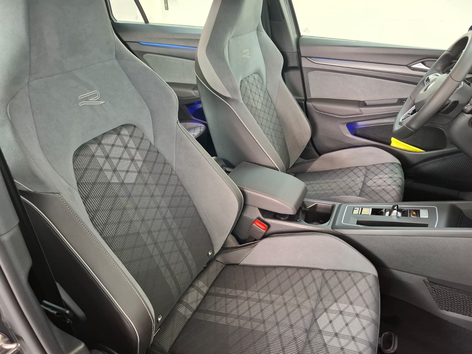 Fahrzeugabbildung Volkswagen Golf VIII Var. R-Line 1.5 eTSI DSG +ACC+Navi+LED