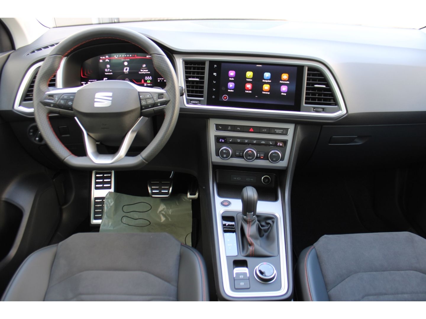 Fahrzeugabbildung SEAT Ateca 1.5 TSi FR ACC LED PDC RFK el. AHK Navi DA