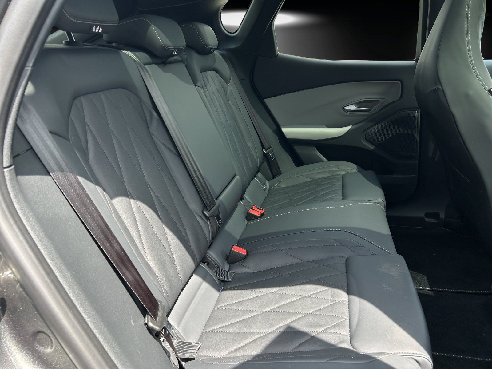 Fahrzeugabbildung Ford Capri Premium 79KW 340PS Glasdach AHK PDC