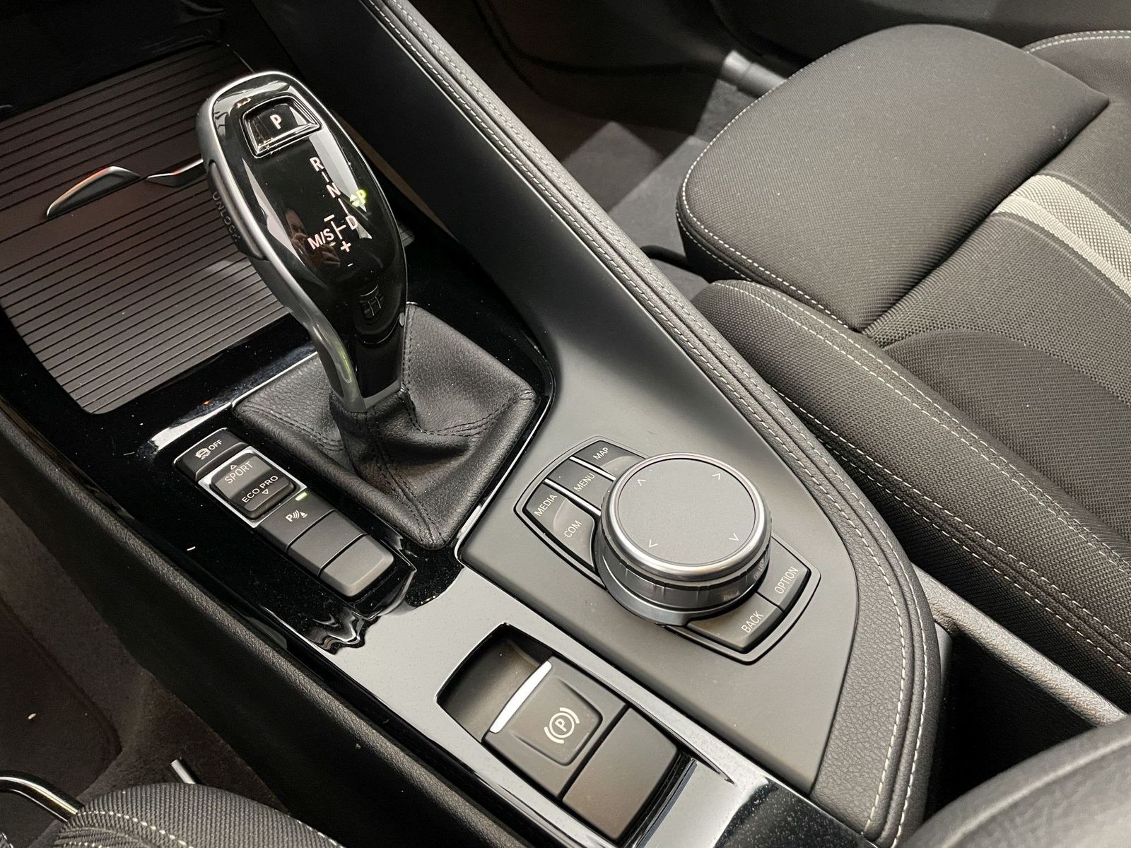 BMW X1 sDrive20i Sport Line NAVI AHK HUD LED Komfort foto 22