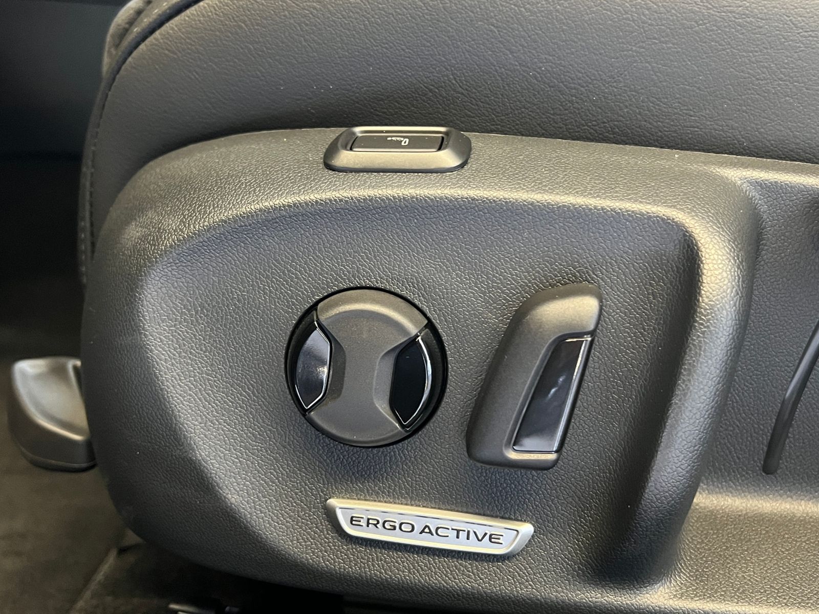 Fahrzeugabbildung Volkswagen Passat Variant Elegance 1.5 eTSI DSG *IQ.Light,