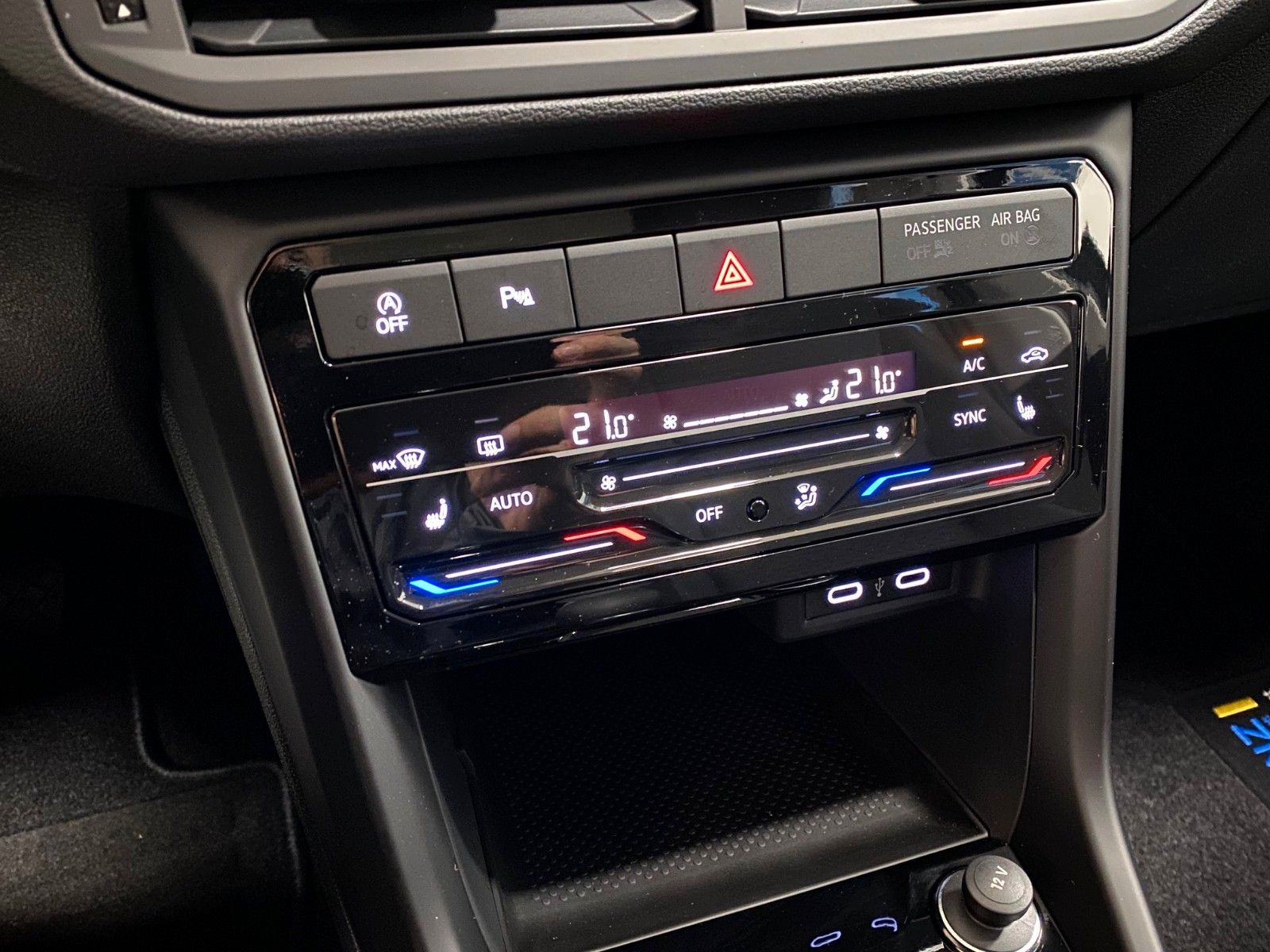 Fahrzeugabbildung Volkswagen T-Cross 1.0 TSI LIFE+ALLWETTER++SITZHEIZUNG+PDC+