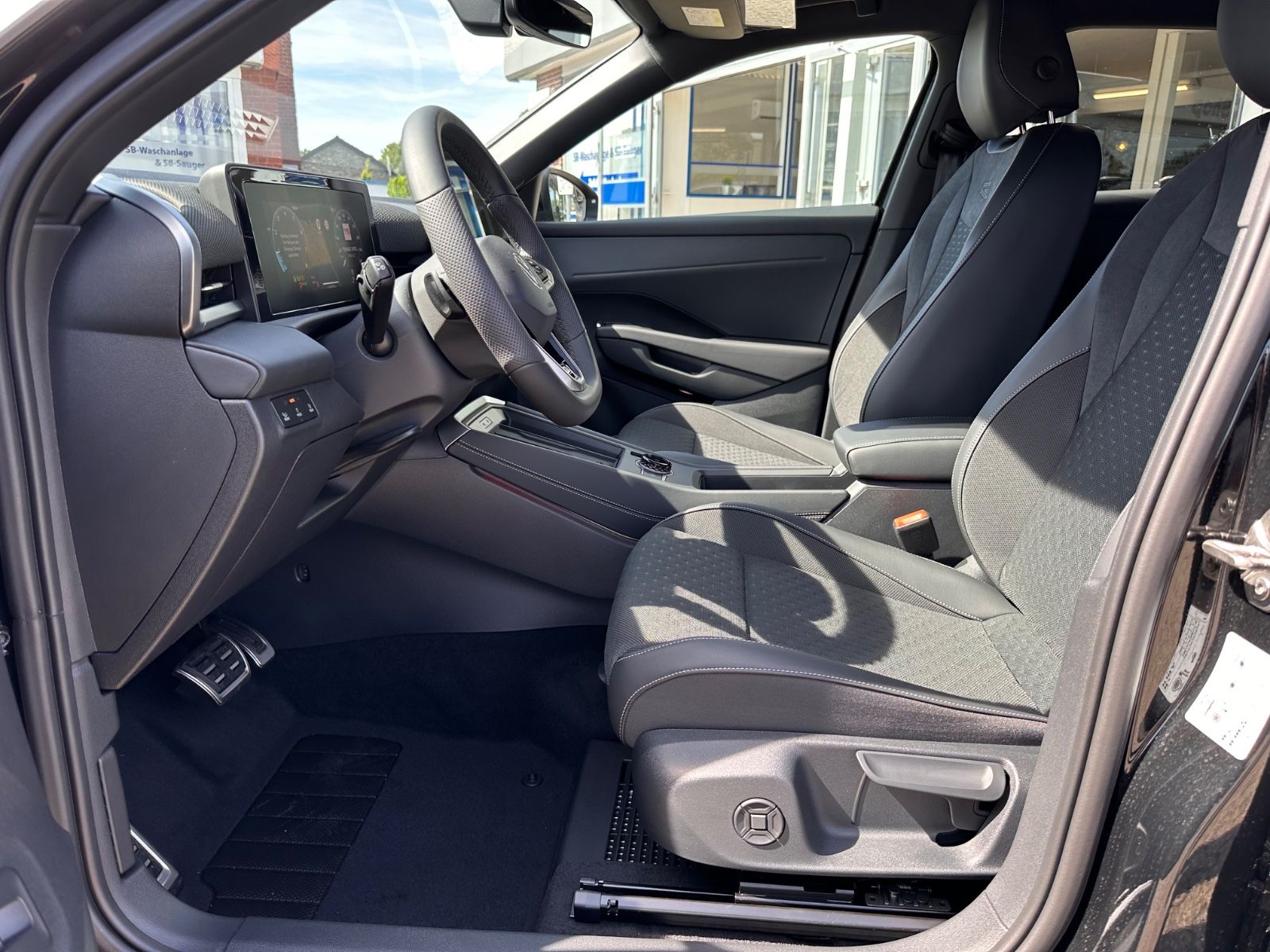 Fahrzeugabbildung Volkswagen T-Roc R Line 1.5 eTSI DSG APP/ACC/AHK/LED/eHeck