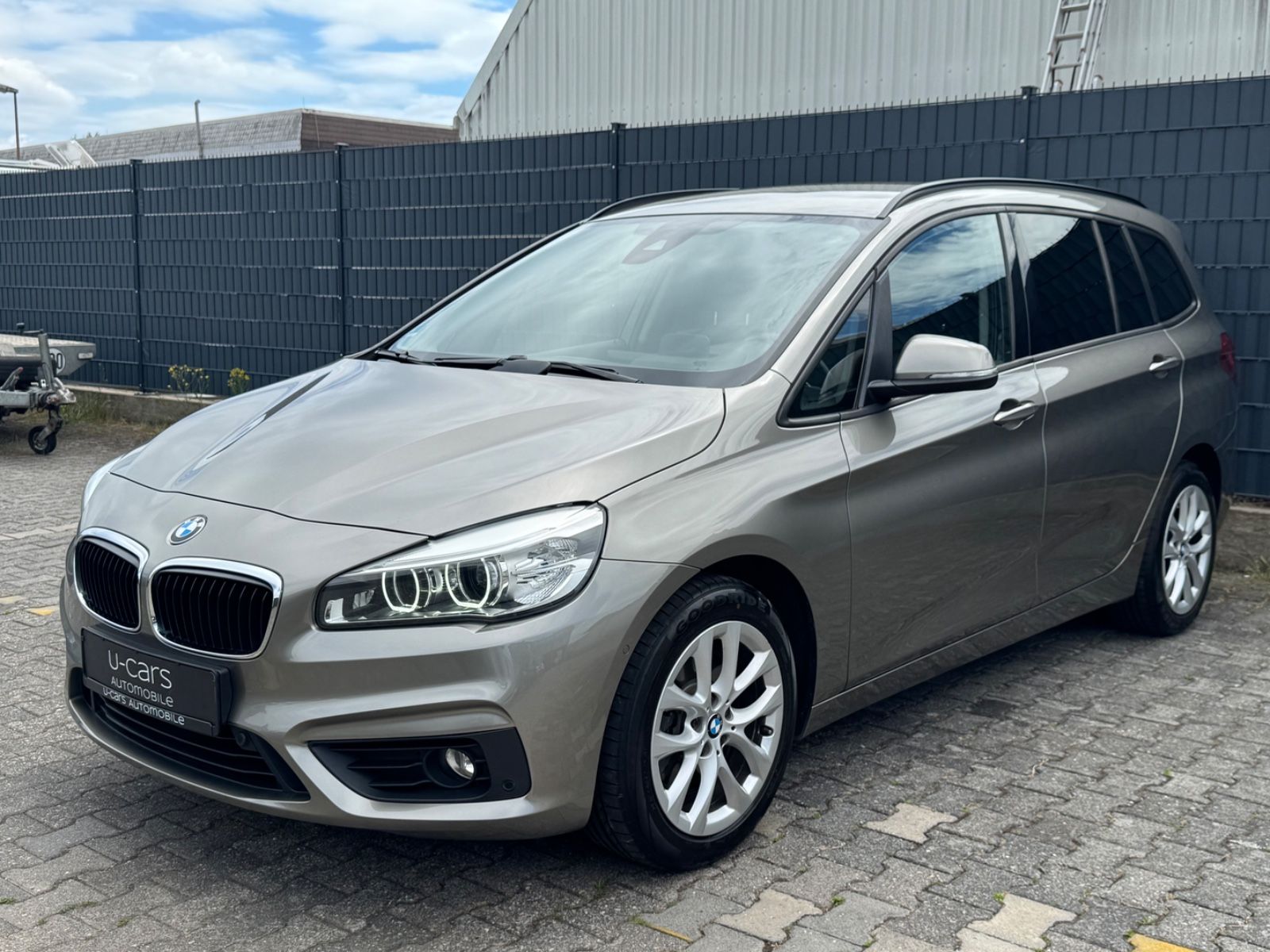 BMW 220 Gran Tourer (7SITZ/HEAD-UP/R-KAM/AHK)