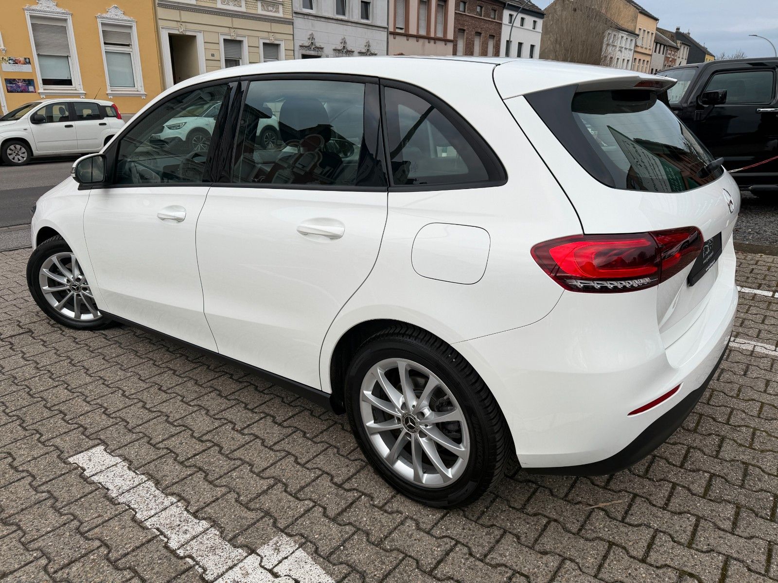 Fahrzeugabbildung Mercedes-Benz B 180 AUTOMATIK LED TEMPOMAT DAB 1-HAND MBUX